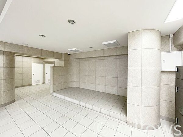 広々としたロビーは綺麗に整備されており、行き届いた管理体制をうかがわせます。ほかの住民の方とのコミュニケーションの場としても良いかもしれません。