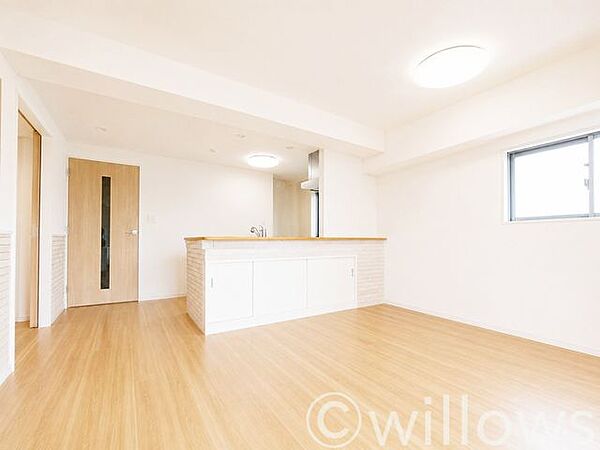 扉を閉めて1つの部屋として使うのも良し、開放して広くお使いいただくことも可能です。小さいお子様が走り回ったとしても十分すぎるほどの空間。ライフスタイルに合わせて変更可能な設計はとても嬉しいですね。