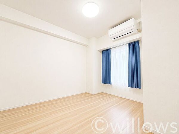 リモートワークにピッタリのお部屋。エアコンも設置可能なので、通常の居室として使用可能。テーブルや椅子を置いて読書はもちろん、様々な生活の光景を演出してくれる空間です。
