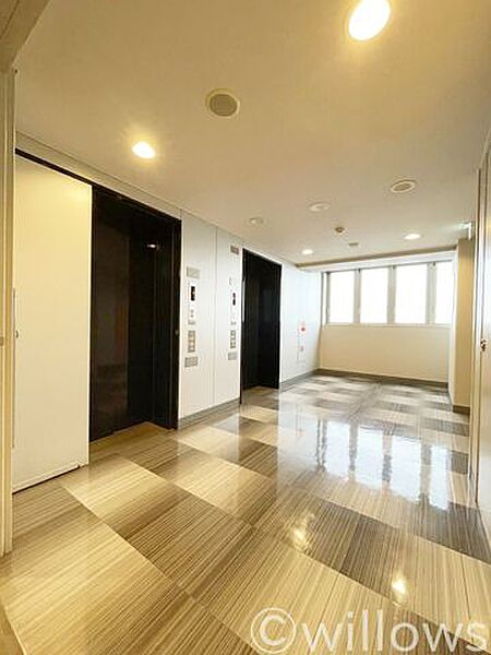 落ち着いた色合いの石張り調フロアが高級感を演出する、共用部のエレベーターホールです。奥の窓から自然光がたっぷりと差し込むため非常に明るく、日々の清掃が行き届いた清潔感あふれる空間が広がっています。