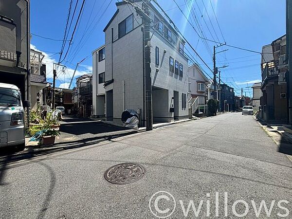 全面道路との接道道路は広々としており、スムーズな車の出庫が可能。