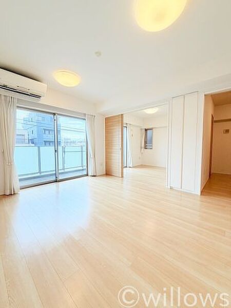 扉を閉めて1つの部屋として使うのも良し、開放して広くお使いいただくことも可能です。小さいお子様が走り回ったとしても十分すぎるほどの空間。ライフスタイルに合わせて変更可能な設計はとても嬉しいですね。