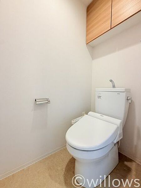 いつまでも清潔な空間であってほしい水回りは、目に留まるだけではなく、汚れをふき取り易いフロアと壁紙に