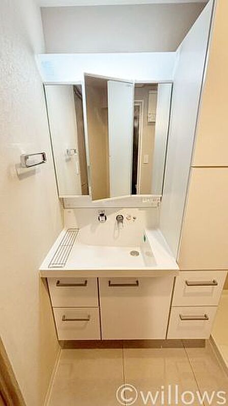 洗面台は朝を快適させてくれる空間としては大切な空間です。バタバタしている忙しい朝でも収納が多い洗面台では短時間で効率良く支度ができます。