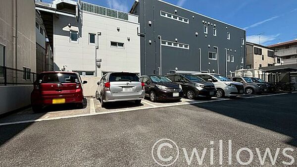 断然便利な敷地内駐車場。駐車場は車種が限られますので、お問い合わせ時にお車の車種をご教示下さい。空き状況をすぐにお調べします。