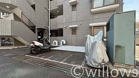 敷地内に設けられたオートバイ置場。安心の駐輪スペースで、大切なバイクを天候や盗難からしっかり守ります。