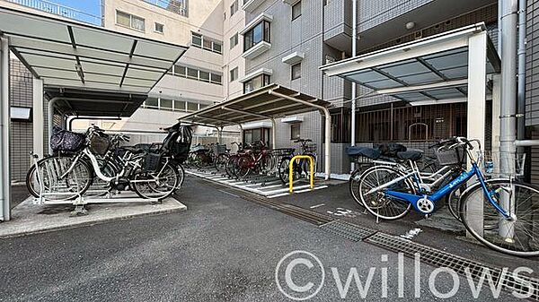 屋根付きの駐輪場で、自転車を雨や日差しからしっかりガード。通勤や買い物に便利で安心な保管スペースです。