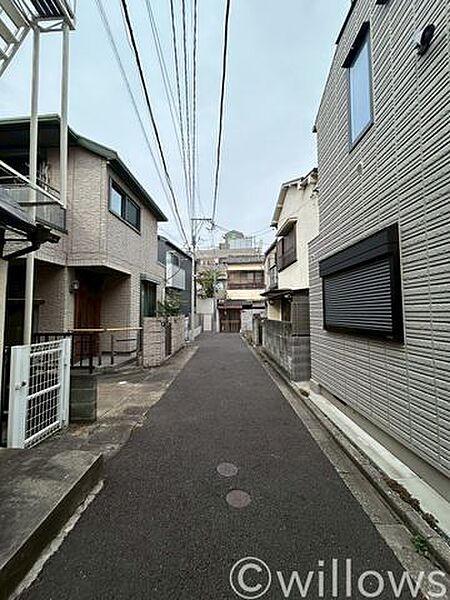 近隣は閑静な住宅街でございます。住環境の整った快適にお過ごし頂ける立地です。