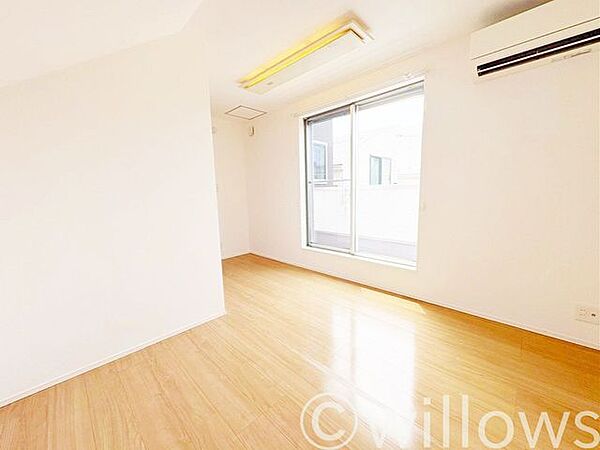 日を遮る建物が無く、大きな窓からしっかりと明かりを確保できます。朝の良い目覚めを体感してみませんか？