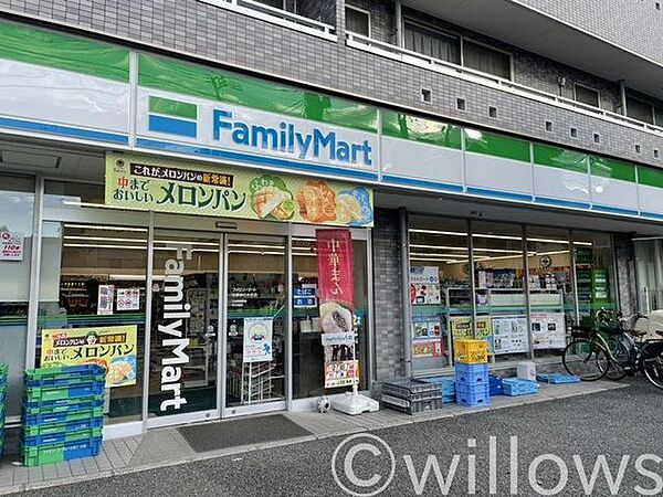 ファミリーマート/目黒柿の木坂店 徒歩8分。 640m