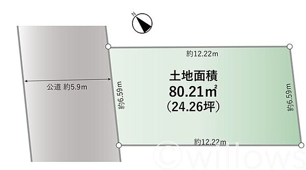 前面道路はすれ違いにもゆとりがある幅員5.9mの公道に面しています。一方通行のため周囲の交通量が少なく、小さなお子様がいるご家庭でも安心。お車の出し入れや駐車もスムーズに行える、恵まれた道路環境です。