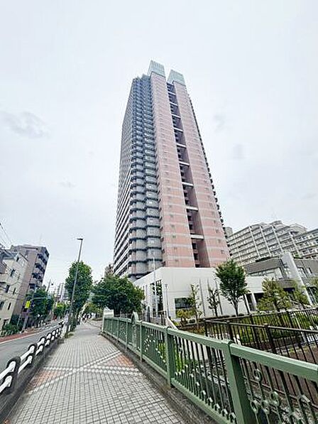 堂々たる趣ながら、主張し過ぎずどこか余裕を感じさせるシャープなフォルムで佇むマンションは、晴天の空と照らし合わせる事で、本来あるべき完成形の姿を見せてくれます。