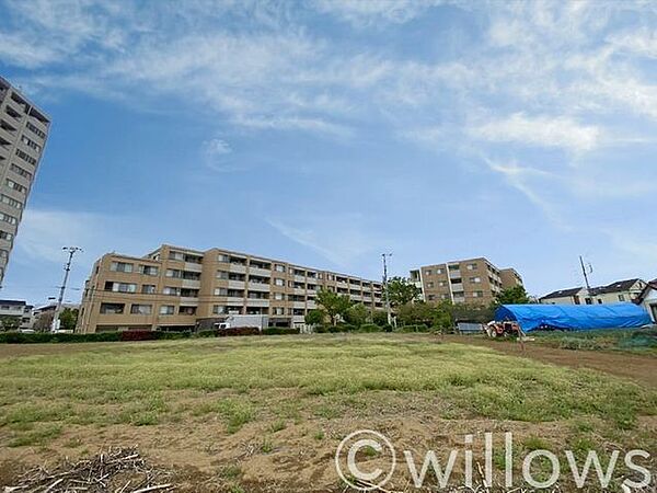 南側接道で陽当たり良好。生活利便性と静けさを両立したエリアで、理想の暮らしを実現。