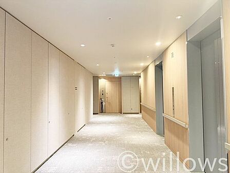 隅々まで綺麗に清掃されているエントランス、素晴らしい管理体制が伺えます。オートロックや防犯カメラを設け、セキュリティ対策ばっちり。感じの良い管理員さんは、行く度に気持ちの良い挨拶をして下さいます。