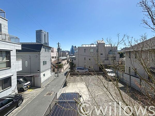 建物からの眺望。前方には視界を遮る建物がなく、開放感がございます。採光が室内を明るく照らし、都心であることを忘れるような、穏やかな眺望が広がる立地です。
