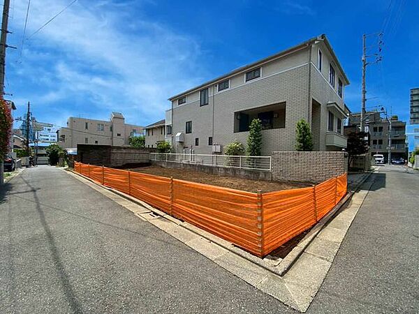 市谷砂土原町の穏やかな邸宅エリア、角地ならではの開放感がございます。利便性に優れつつ、前面の通行量が少なく、落ち着いた住環境が保たれた立地です。