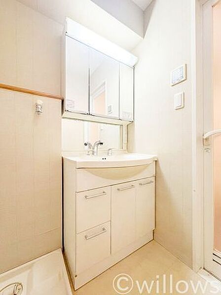 手入れしやすい洗面台なので、お掃除もらくらくです。身だしなみチェックや肌のお手入れも快適に。