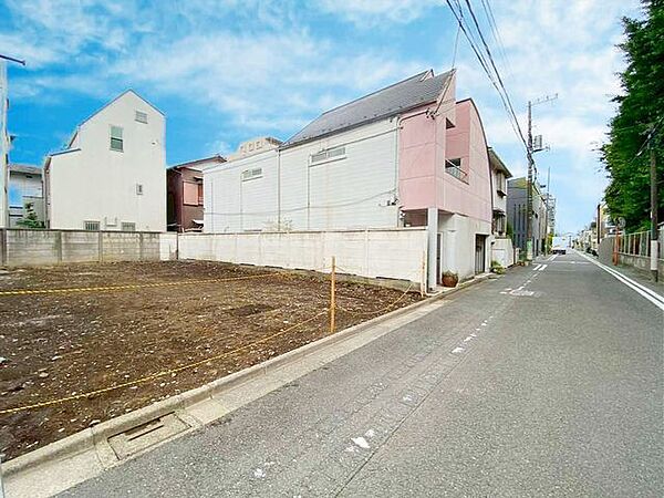 前面道路は一方通行のため、交通量も少なく閑静な環境やお子様の安全を享受することができます。6mの公道に接しておりますので大型車の駐車もラクラク♪