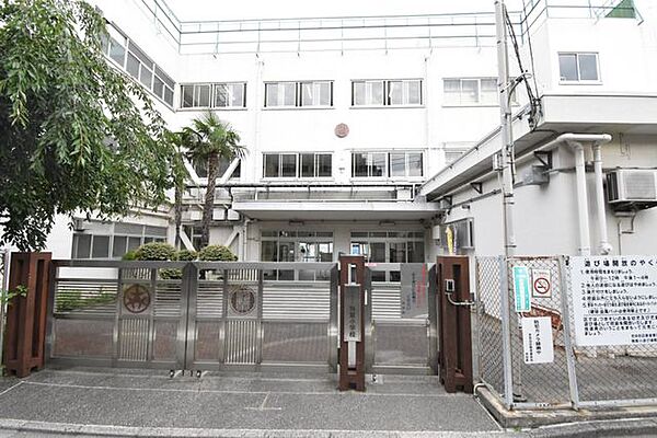 世田谷区立駒繋小学校 徒歩1分。 70m