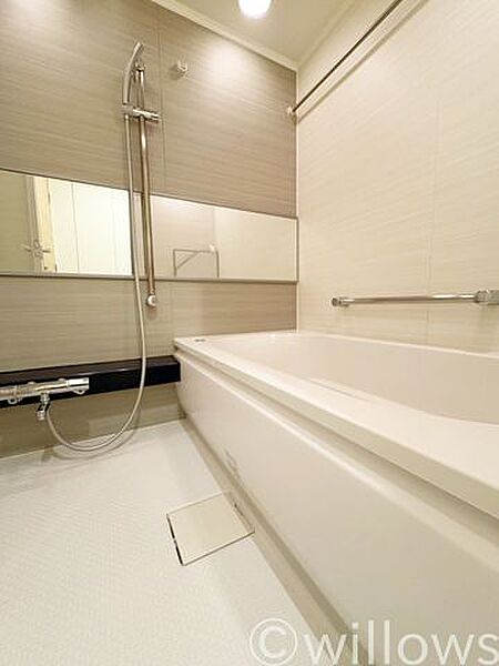 ワイドガラスと木目調の壁が織りなす、快適さを追求した至福のバスタイム。1日の終わりに、高級感のあるバスルームで疲れをきれいさっぱり癒します。