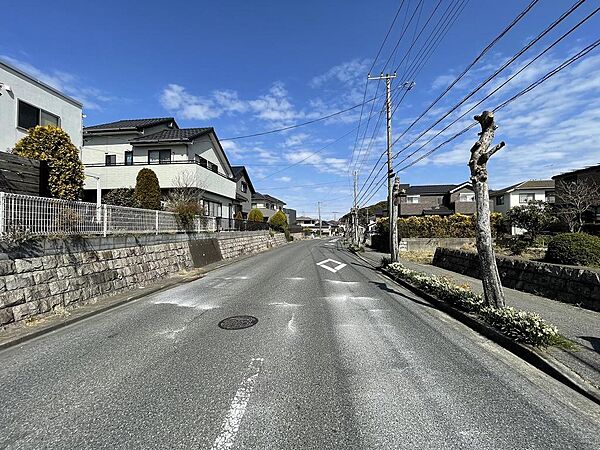 前面道路は約９ｍありますので広々としてます♪