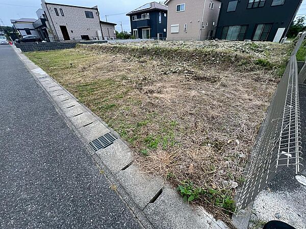 写真の真ん中の土地が区画番号3の土地です。