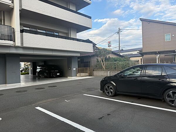 駐車場です。503号室は駐車番号7を有償で使う事が出来ます。