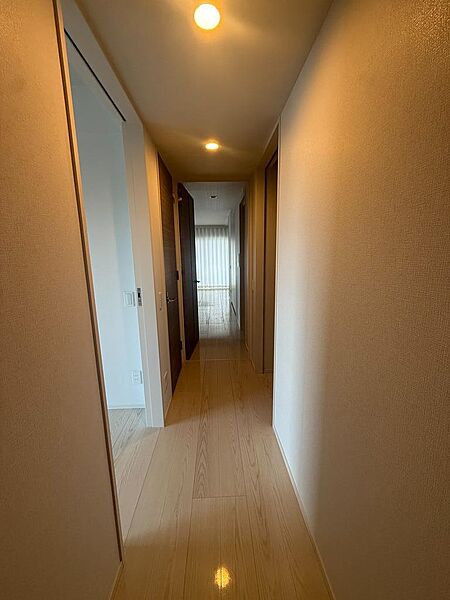 玄関から廊下を撮影した写真です。