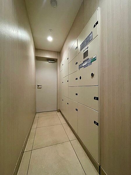 不在時に便利な宅配ボックスをマンション1階に完備しております。
