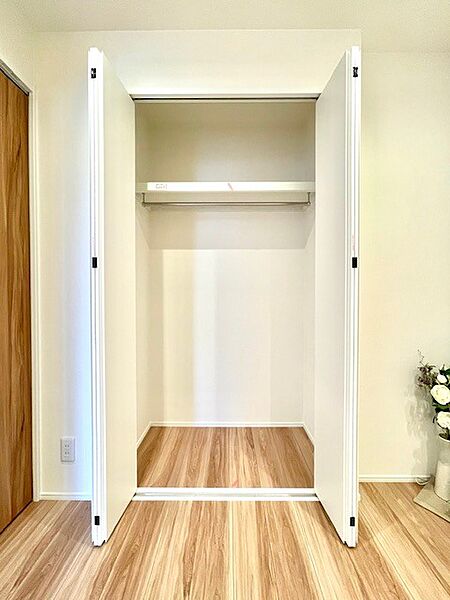 各居室には、クローゼットが完備されております。※写真は約４．０帖洋室収納