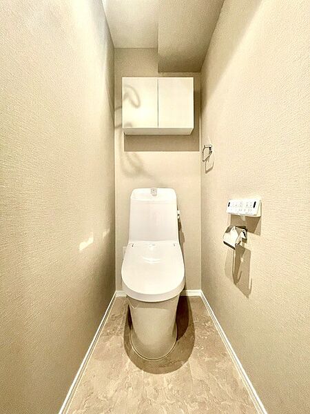 白を基調とした清潔感のあるトイレ。　【設備】温水洗浄機能便座