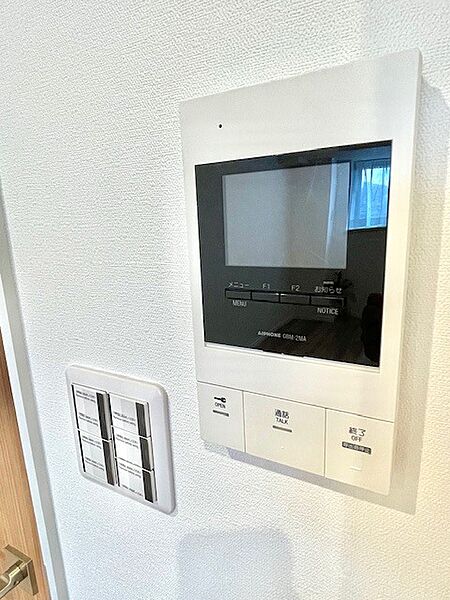 TVモニター付きインターホン。室内から来訪者を確認できる安心の設備。