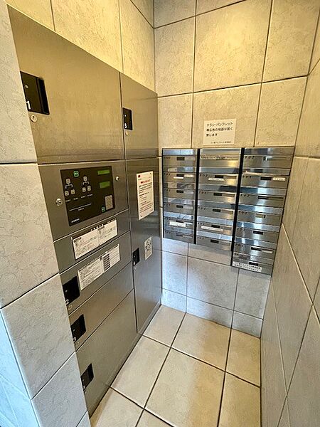 宅配ボックス。荷物の受け取りに便利な共用設備です。