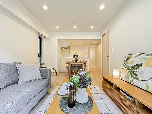※同施工タイプ、仕様イメージ写真（約11.9帖、本物件は約11.8帖となります、また対面キッチンではありません）。実際の家具等の配置とは相違する場合がございます。