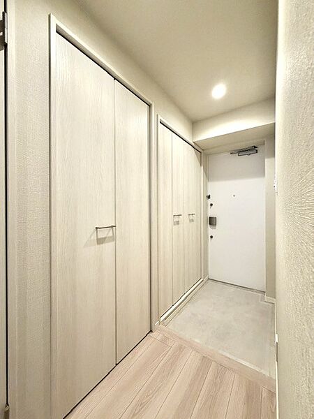 清潔感のある玄関が「行ってきます」「おかえりなさい」のそばに寄り添います。
