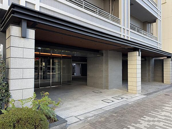 高級感溢れる石調のエントランス