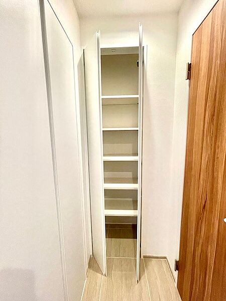 廊下収納。生活用品をまとめて収納できる便利な収納スペース。