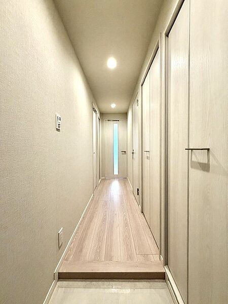 玄関からリビングまでのアプローチにも、収納が採用されております。