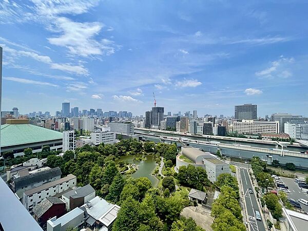 隅田川の借景、庭園や公園の緑を日常に感じることのできる開放感ある眺望　※永続的に保証されるものではありません