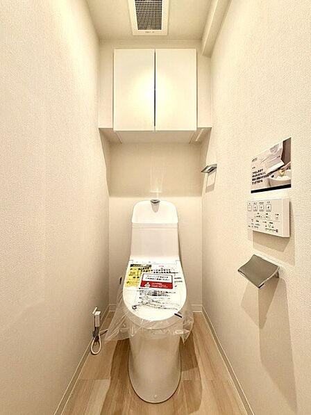 すっきりとした印象のトイレ。落ち着いて使えるプライベート空間です。