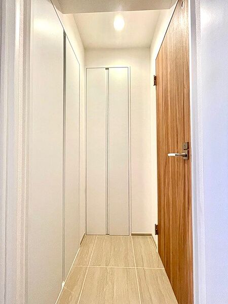 廊下。落ち着いた雰囲気の室内空間。
