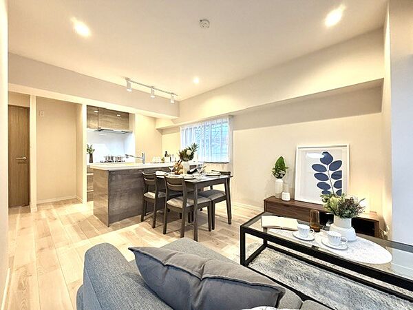 角住戸の恩恵を受ける二面採光の明るいリビングダイニング。