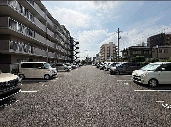 徒歩圏内にスーパーやドラッグストア、病院など暮らしに役立つ施設が揃う住み良い住環境です♪