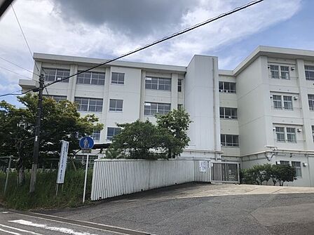 豊南中学校まで 1400m 徒歩約18分●昭和30年に開校しました。