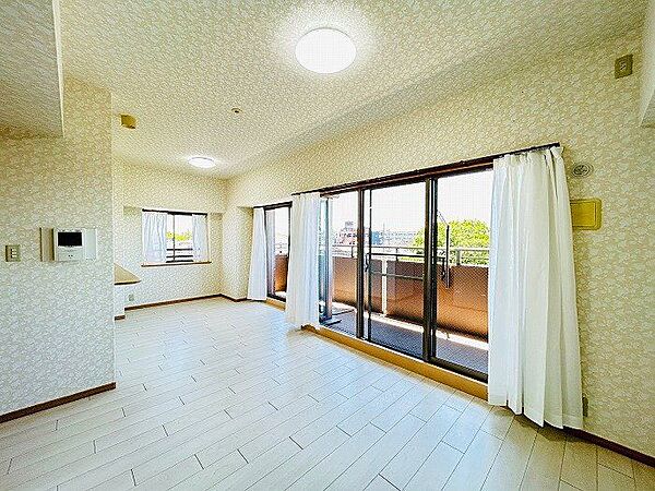 LDK約17帖の開放的な居住空間でゆったり寛げます♪対面キッチンでご家族とお話ししながら家事もはかどりますね♪