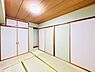 室内：和室約6帖があり客間やお子様の遊び場、くつろぎの空間として多用にお使いいただけます！