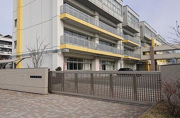 大治中学校まで　290m　徒歩約4分●大治小、大治南小、大治西小の3つの小学校から生徒が集まる、生徒数約1000人の大きな中学校です。