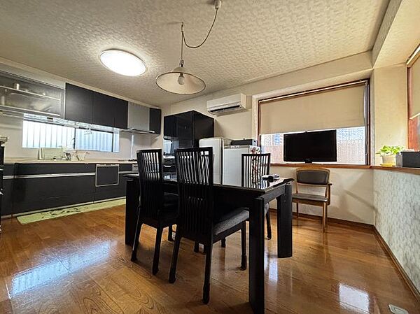 3面採光のダイニングキッチンスペース！明るく、ご家族で食事の際に団らんも弾みます♪