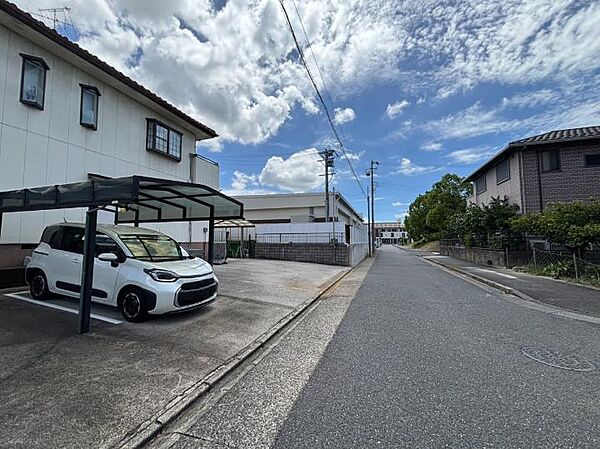 周辺には商店が揃い、毎日のお買い物にも便利な環境です♪