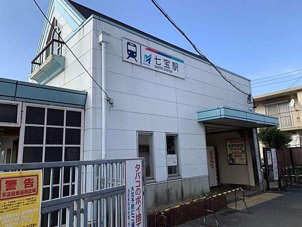 七宝駅まで　2180m　徒歩約28分●名鉄津島線の普通列車のみが停車する小さな駅です。名古屋駅まで約20分と近く、通勤・通学に便利です。